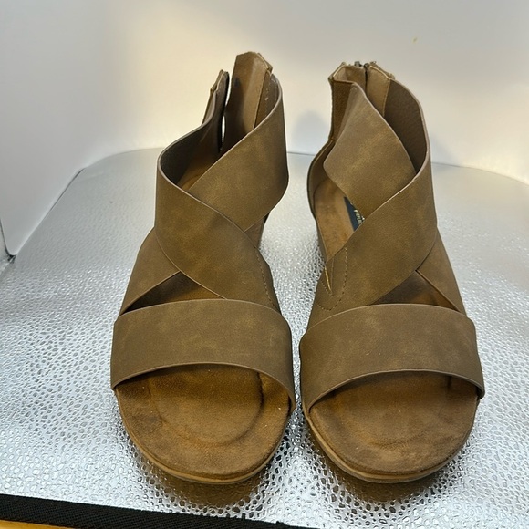 Natural reflections sandals. Adorable tan. And lightly use condition size 7.​​ - Picture 1 of 6